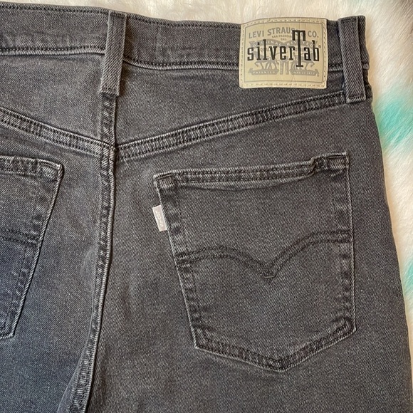 Levi’s Light Black Silver Tab Mom Jeans Size 32 - Picture 7 of 9